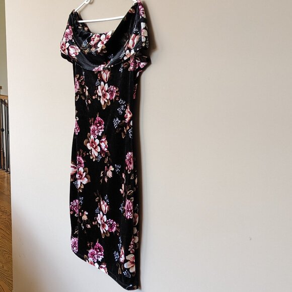 Vintage Seduction Off-the-Shoulder Floral Velvet Dress - Picture 6 of 11